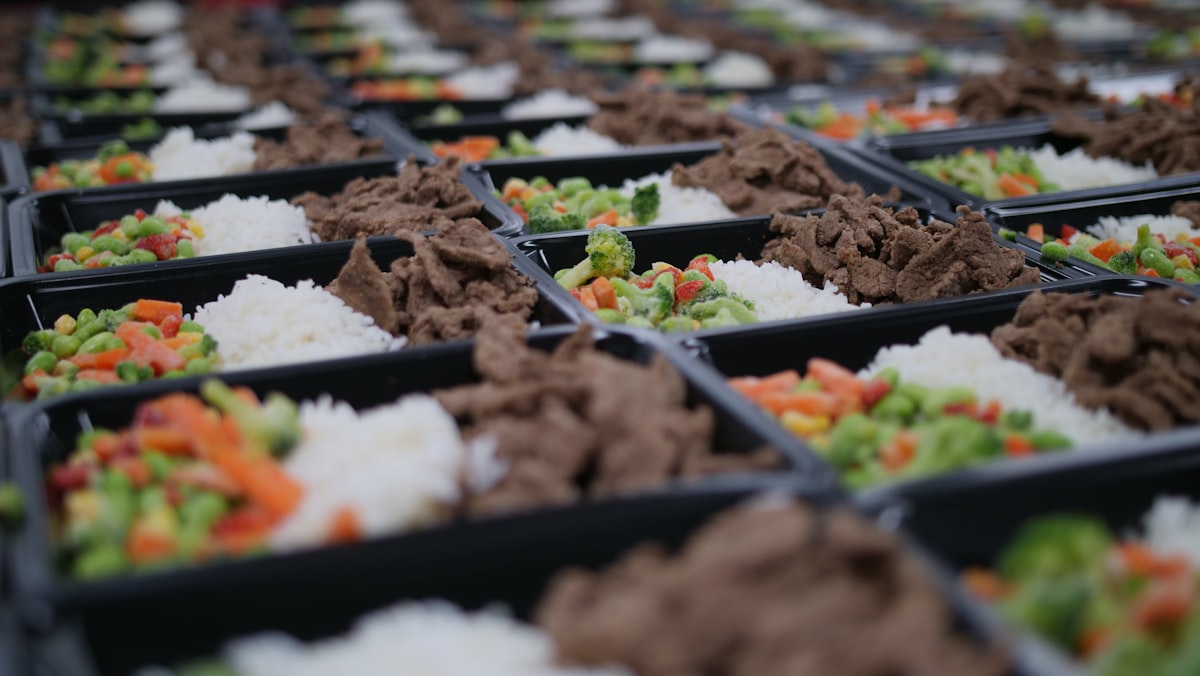 Diferentes grupos de edad compartiendo alimentos saludables